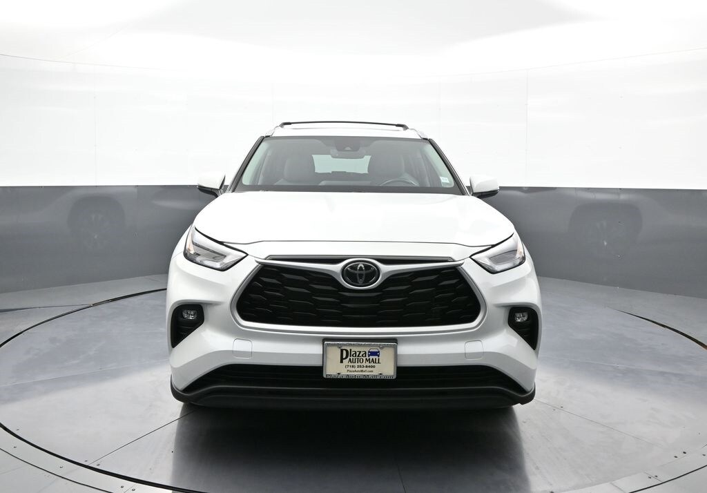 2023 Toyota Highlander XLE photo 2