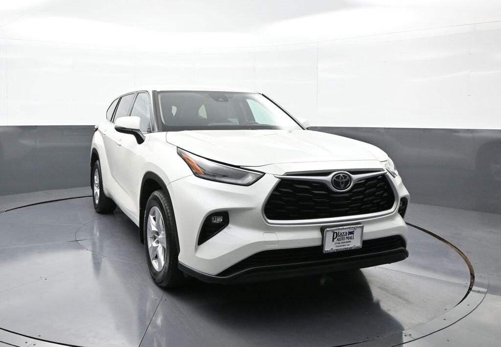2021 Toyota Highlander LE photo 3