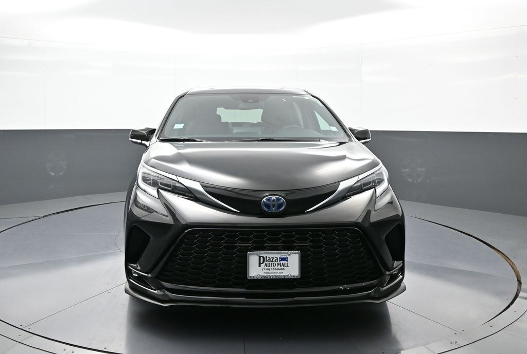 2022 Toyota Sienna XSE photo 2