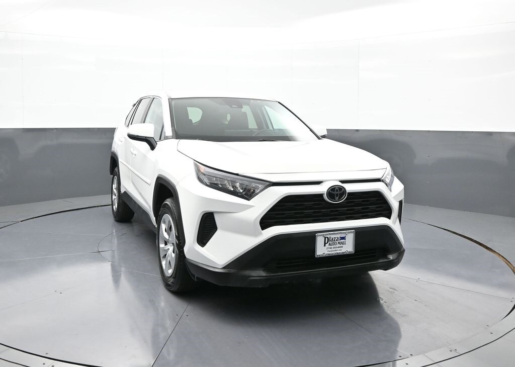 2022 Toyota RAV4 LE photo 2
