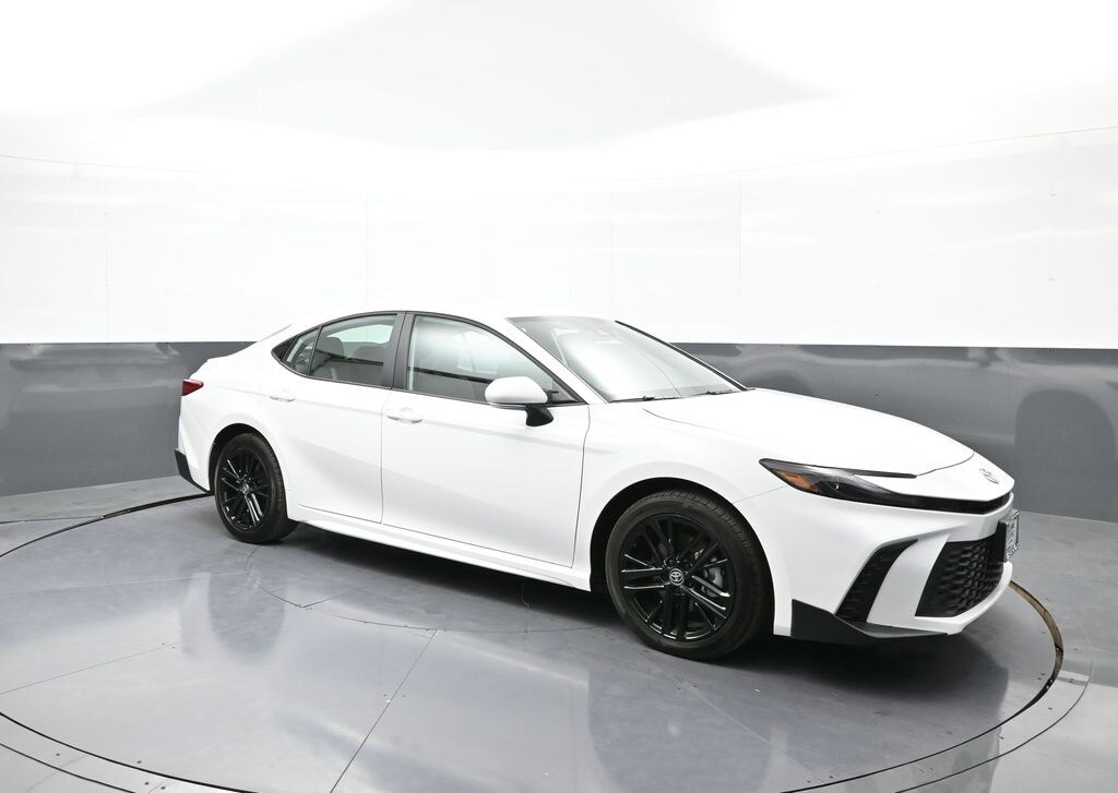 2025 Toyota Camry SE Hybrid photo 4