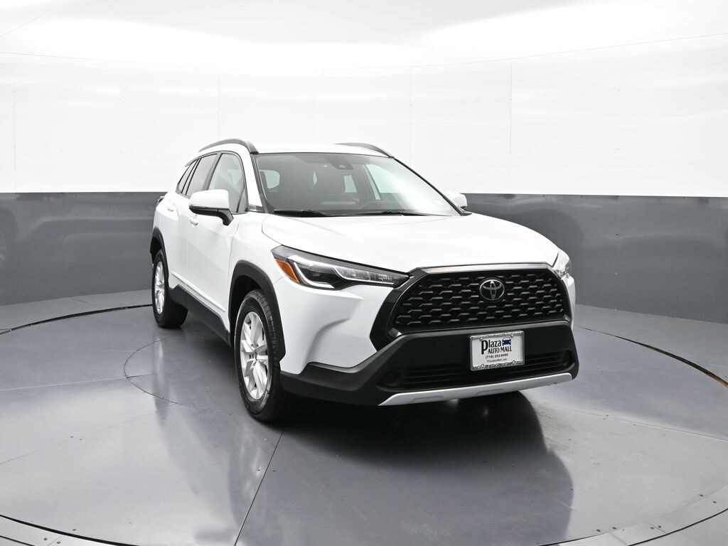 2022 Toyota Corolla Cross LE photo 3