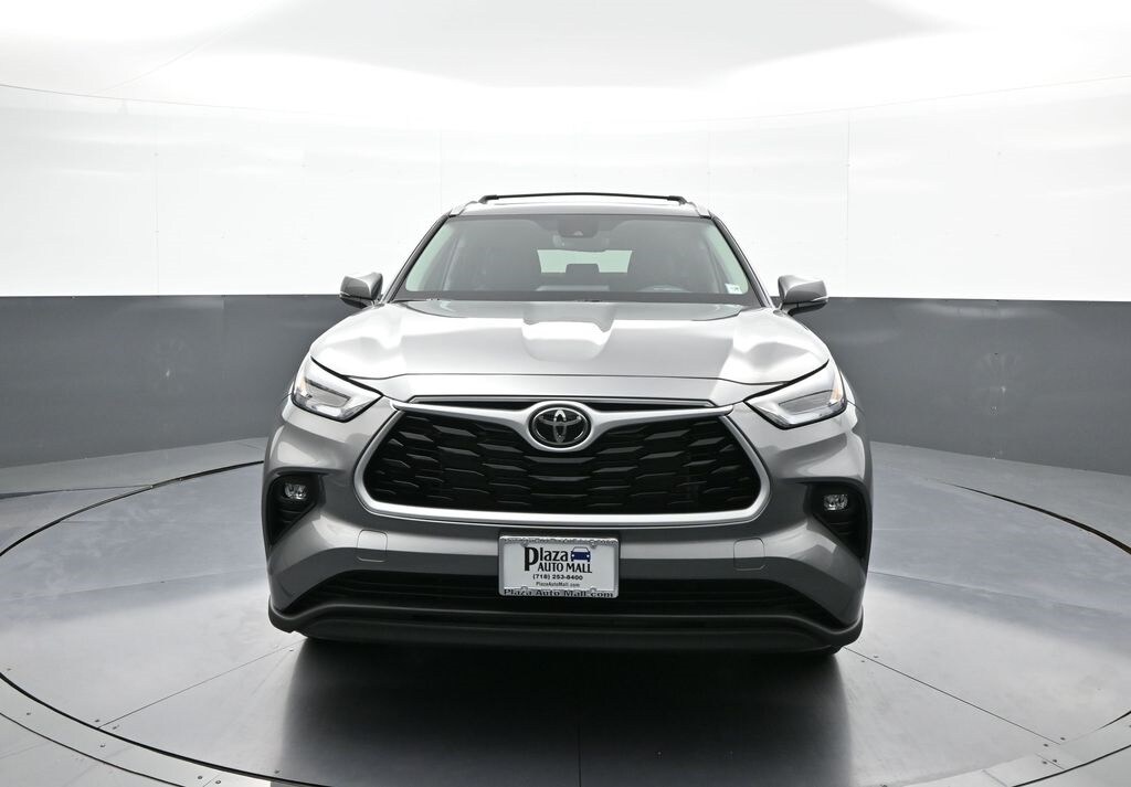 2025 Toyota Highlander XLE photo 2