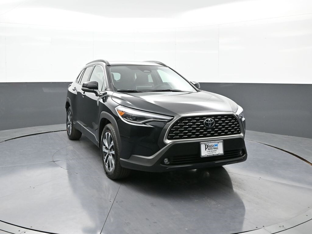 2025 Toyota Corolla Cross XLE photo 3