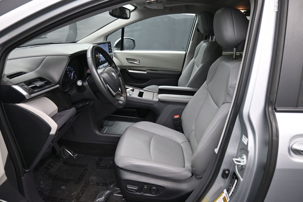 2024 Toyota Sienna XLE - Photo 19