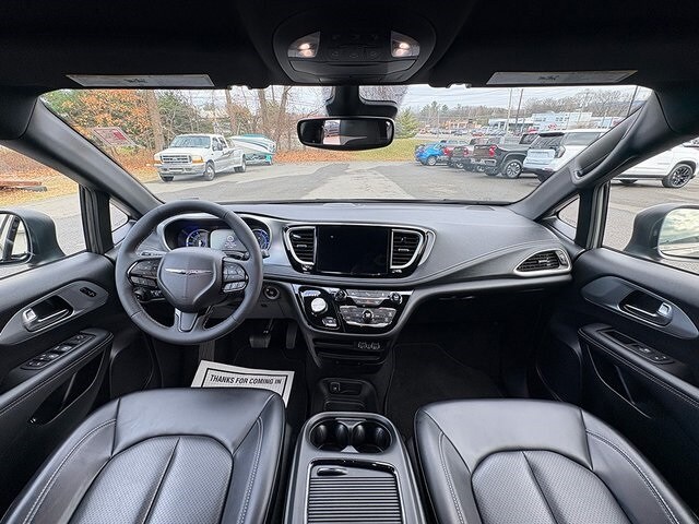 2023 Chrysler Pacifica Hybrid Touring L photo 2