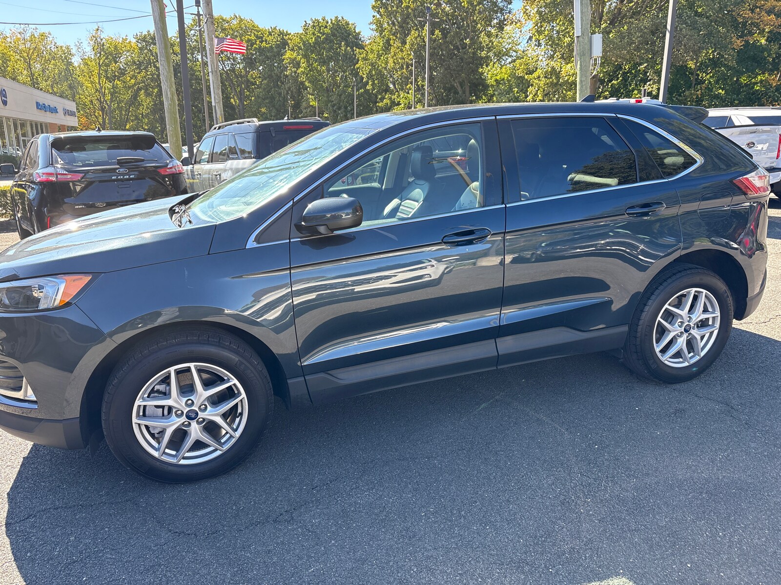 2022 Ford Edge SEL photo 3