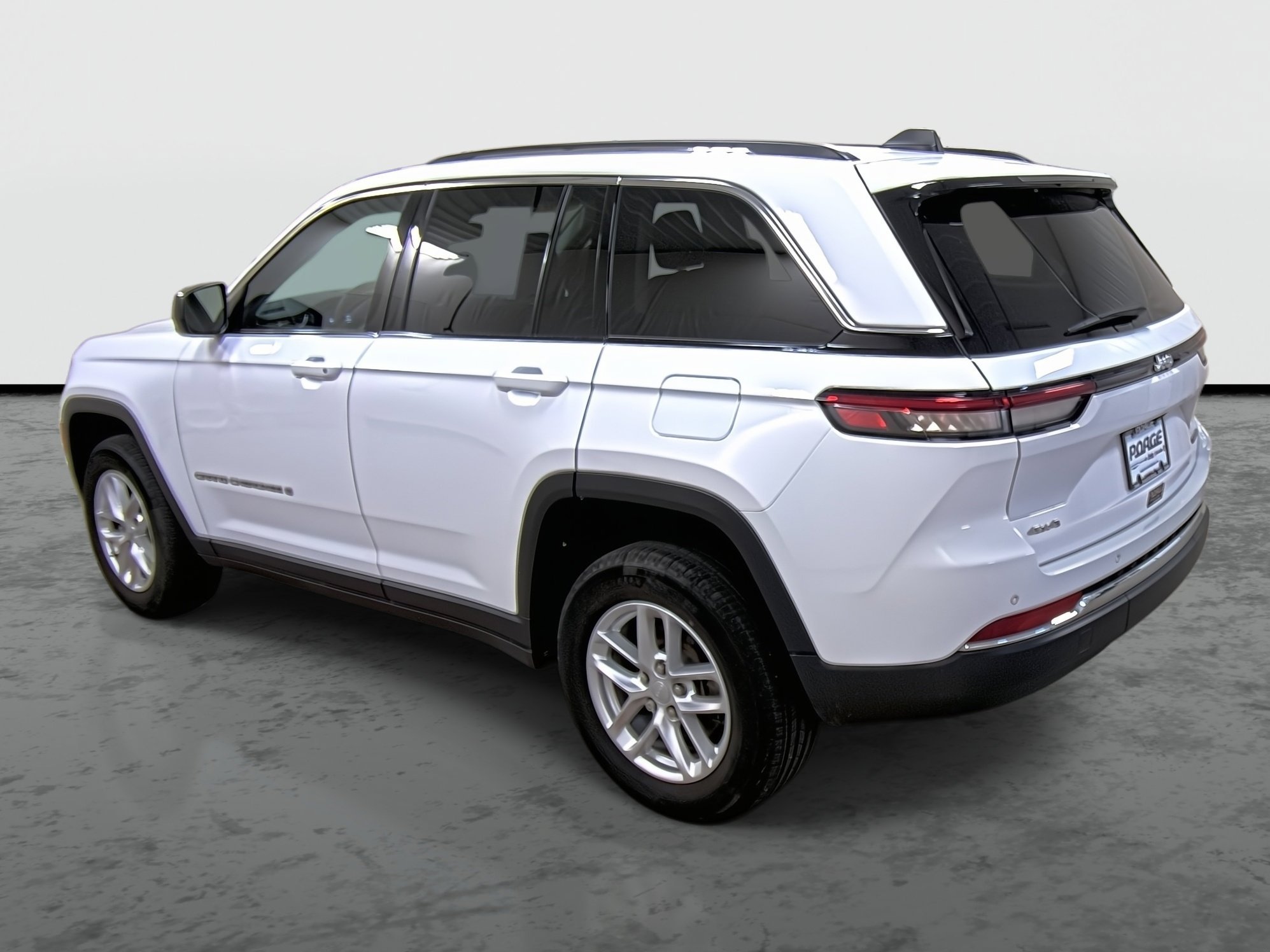 2023 Jeep Grand Cherokee Laredo photo 2