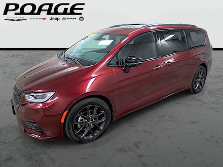 Featured Used 2023 Chrysler Pacifica Limited Van Passenger Van for Sale in Hannibal, MO