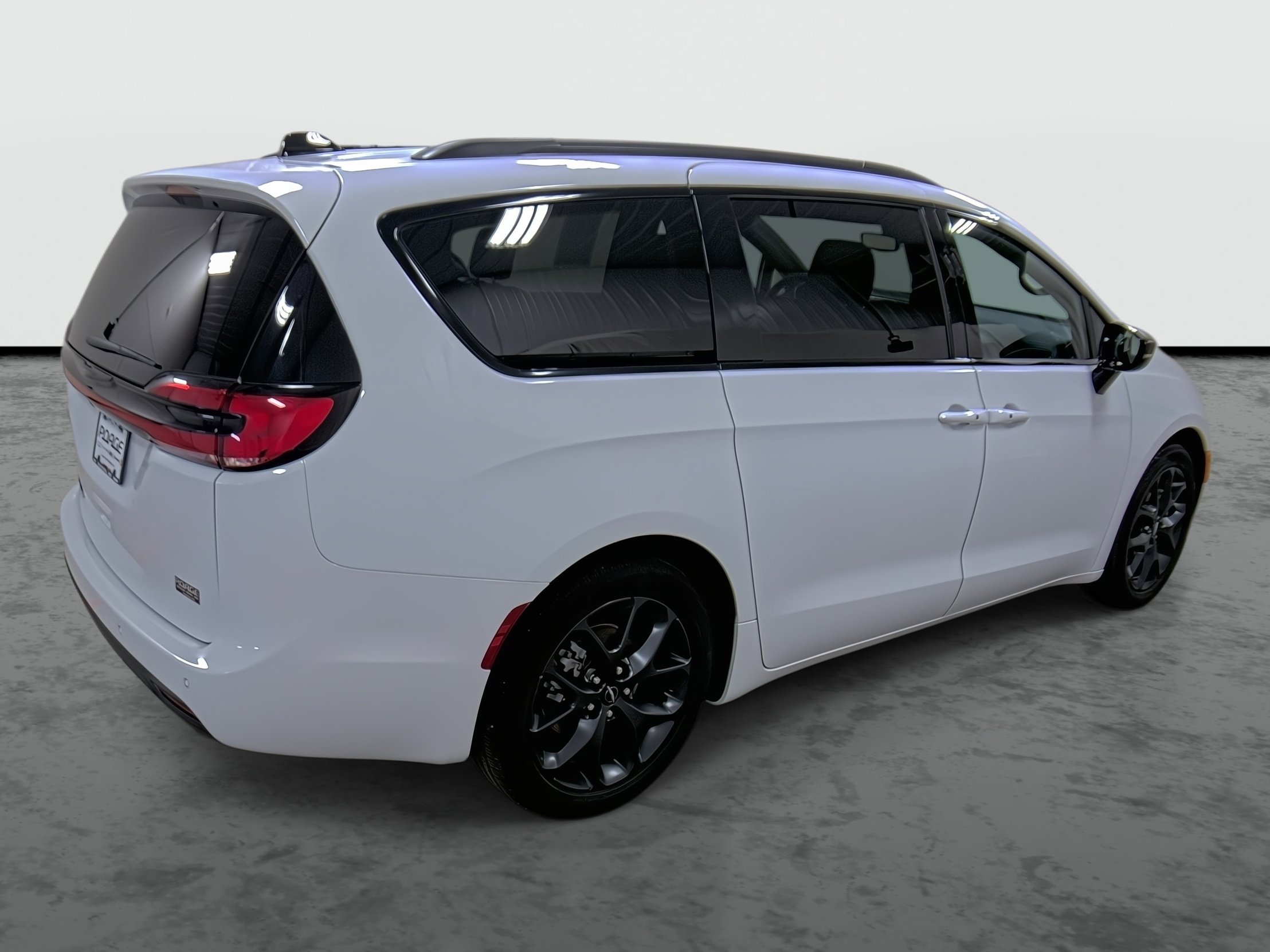 2024 Chrysler Pacifica Touring L photo 3