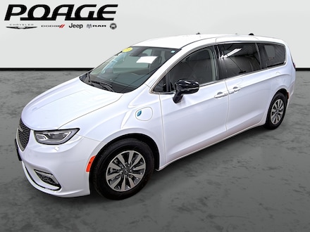 Featured Used 2024 Chrysler Pacifica Hybrid Select Van Passenger Van for Sale in Hannibal, MO