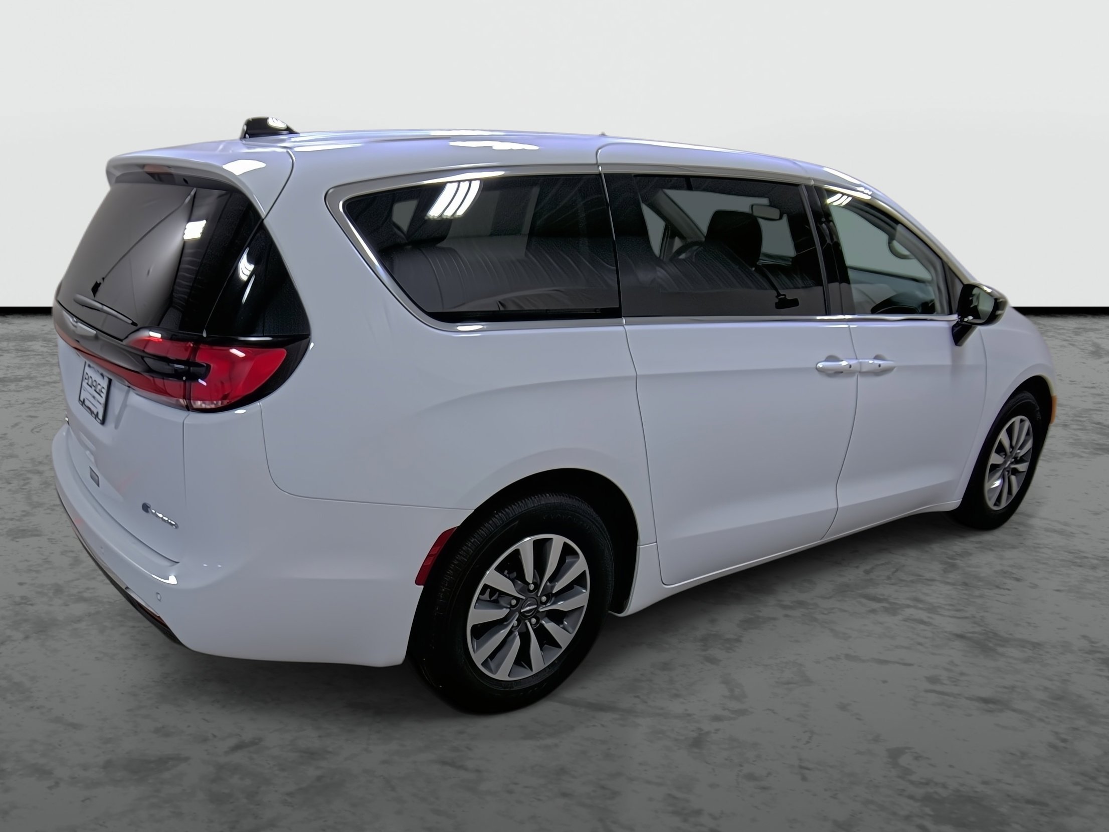 2024 Chrysler Pacifica Hybrid photo 4