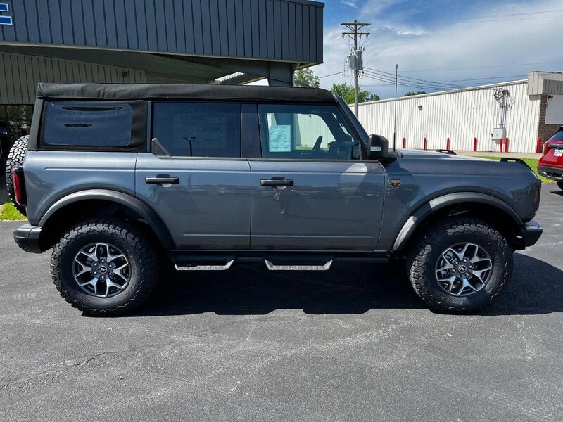 2024 Ford Bronco Badlands photo 2