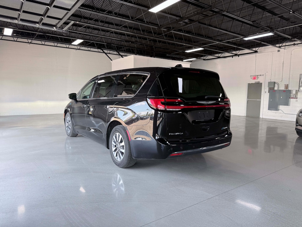 Used 2024 Chrysler Pacifica Hybrid Select Minivan
