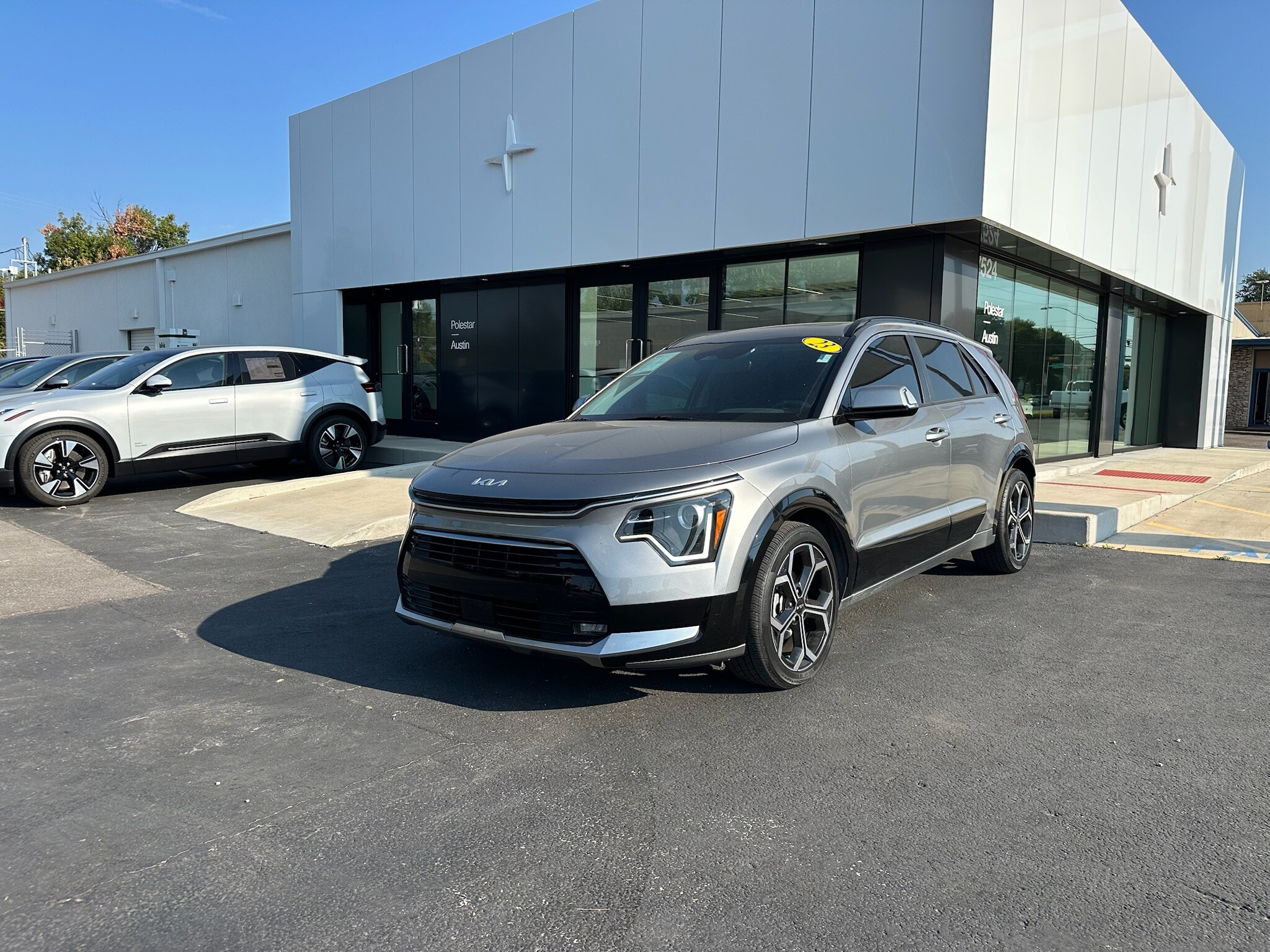 2023 Kia Niro EX Touring photo 2