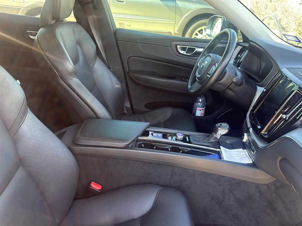 2019 Volvo XC60 T6 Momentum photo 3