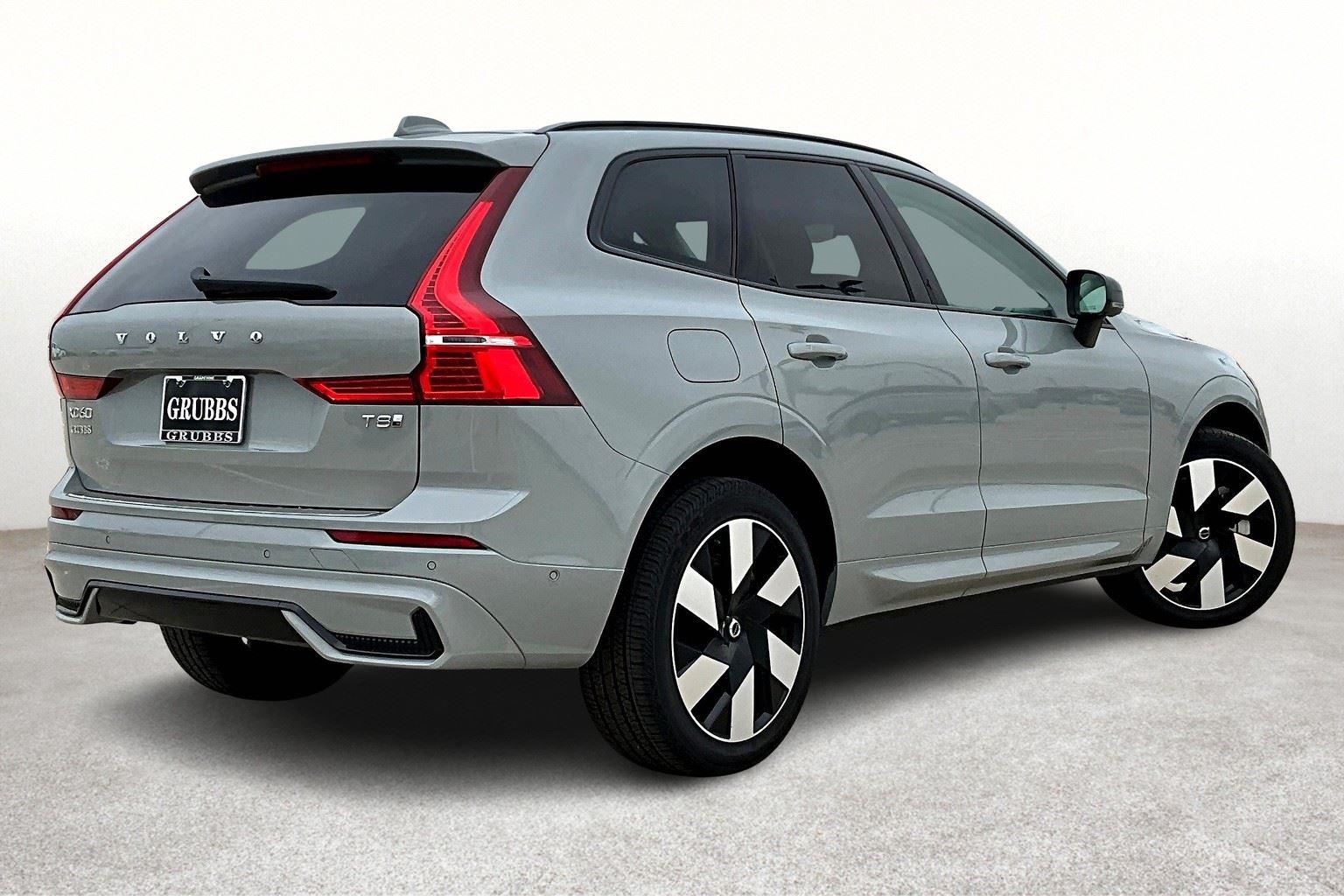 2025 Volvo XC60 Hybrid T8 Plus photo 2