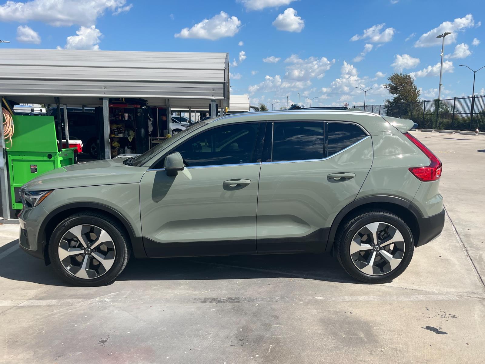 2023 Volvo XC40 Plus photo 3