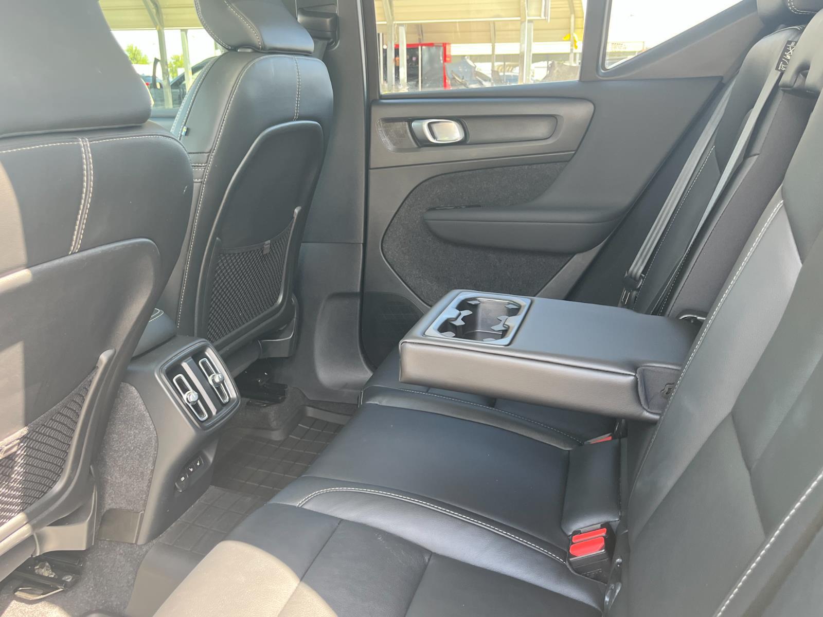 2023 Volvo XC40 Plus photo 2