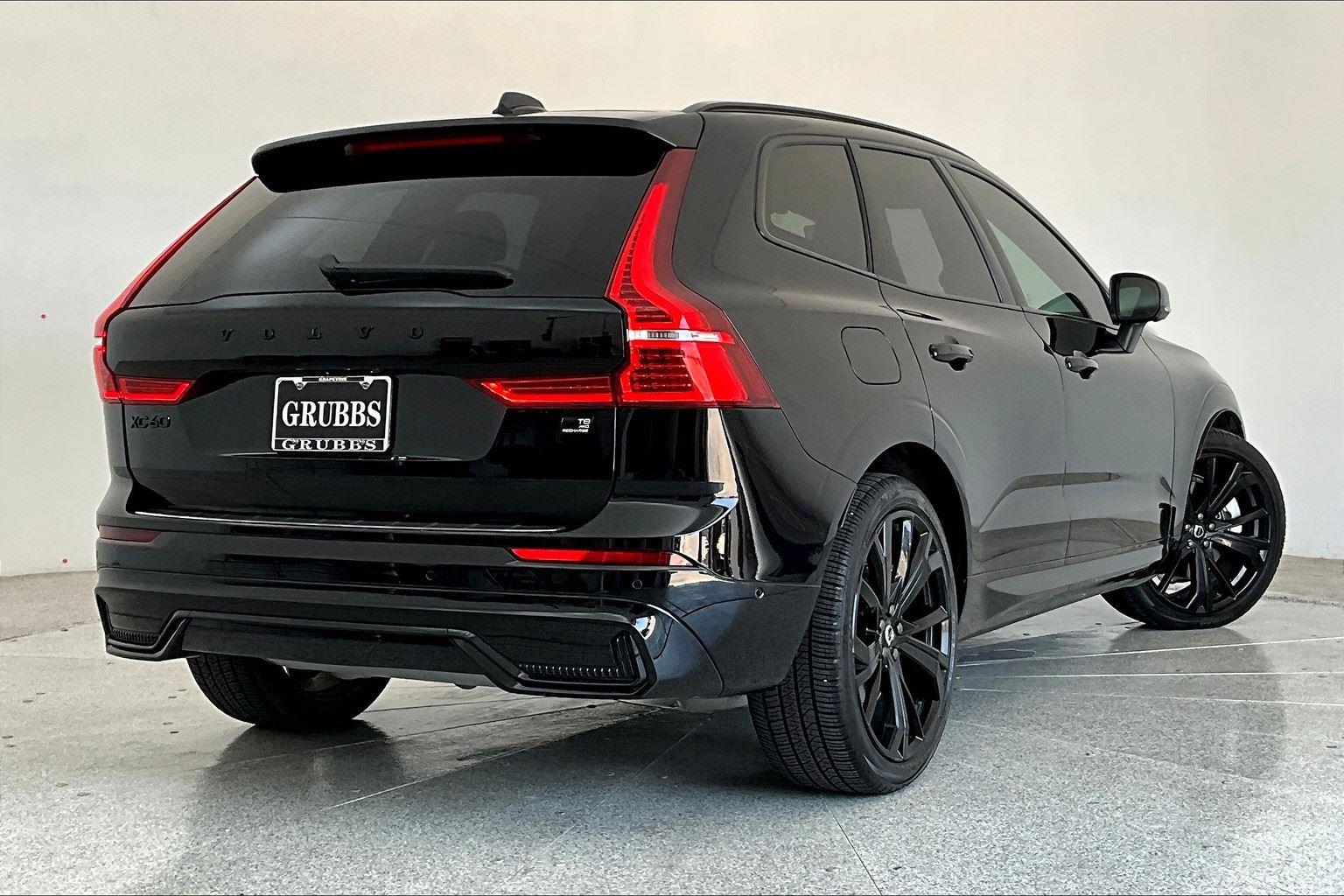 2024 Volvo XC60 Recharge Hybrid Ultimate Black Edition photo 2