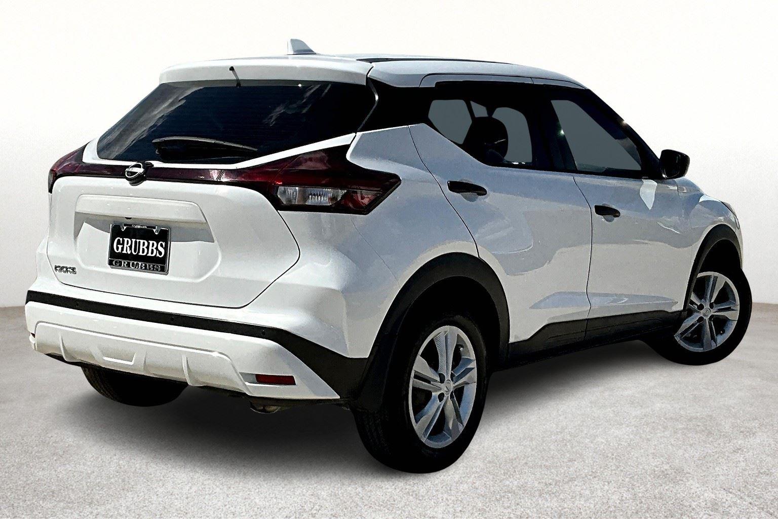 2022 Nissan Kicks S photo 2