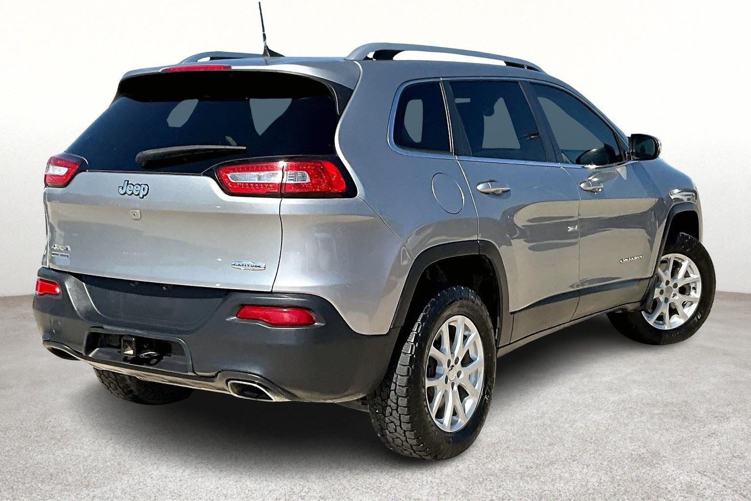 2016 Jeep Cherokee Latitude photo 2