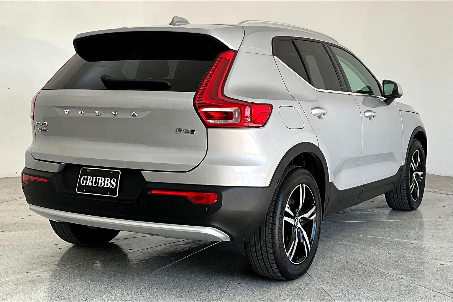 2025 Volvo XC40 Core photo 2
