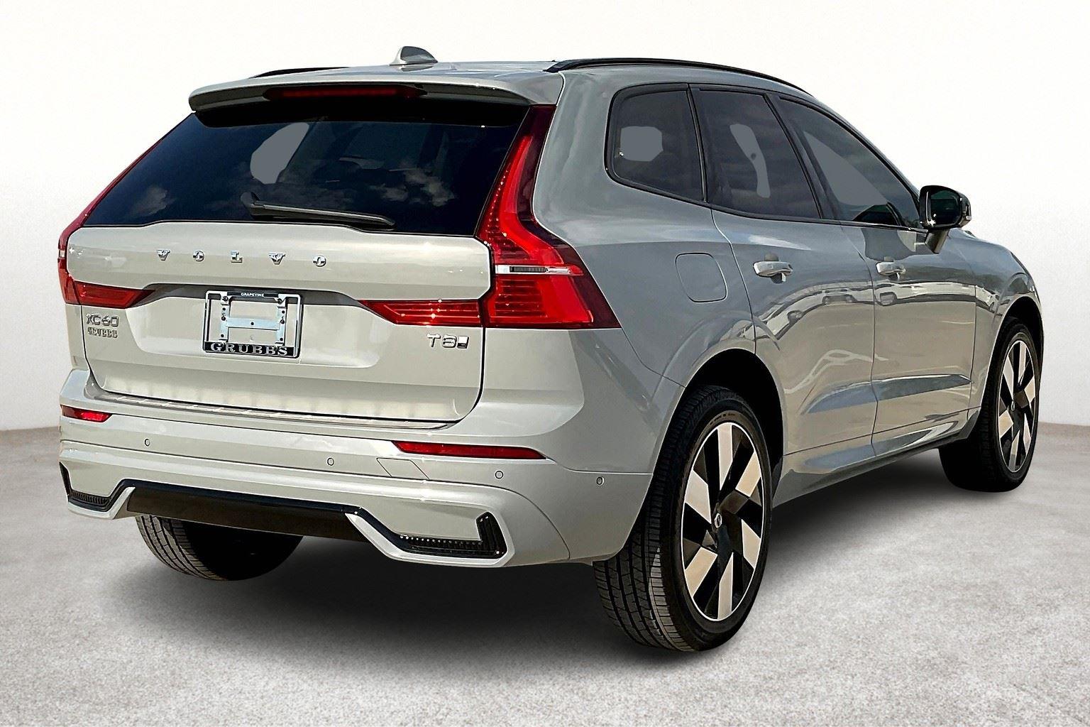 2025 Volvo XC60 Hybrid Plus photo 2