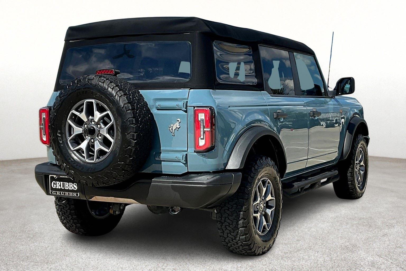 2023 Ford Bronco Badlands photo 2