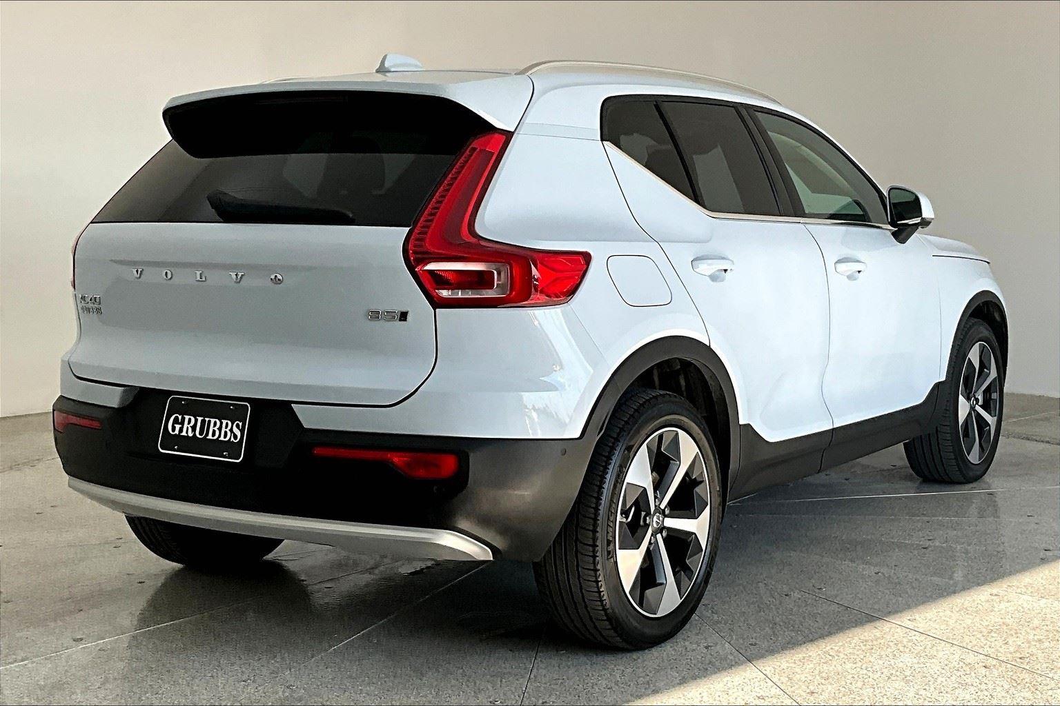 2025 Volvo XC40 Plus photo 2