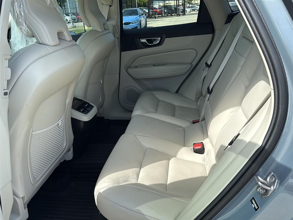 2022 Volvo XC60 Inscription photo 2