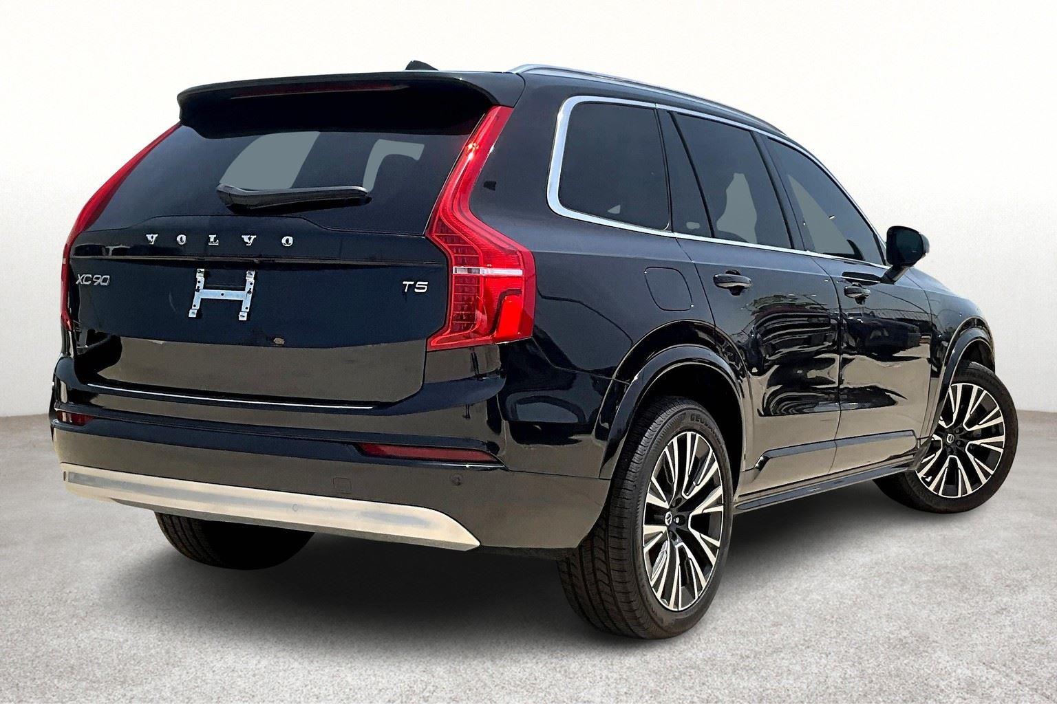 2022 Volvo XC90 Momentum photo 2