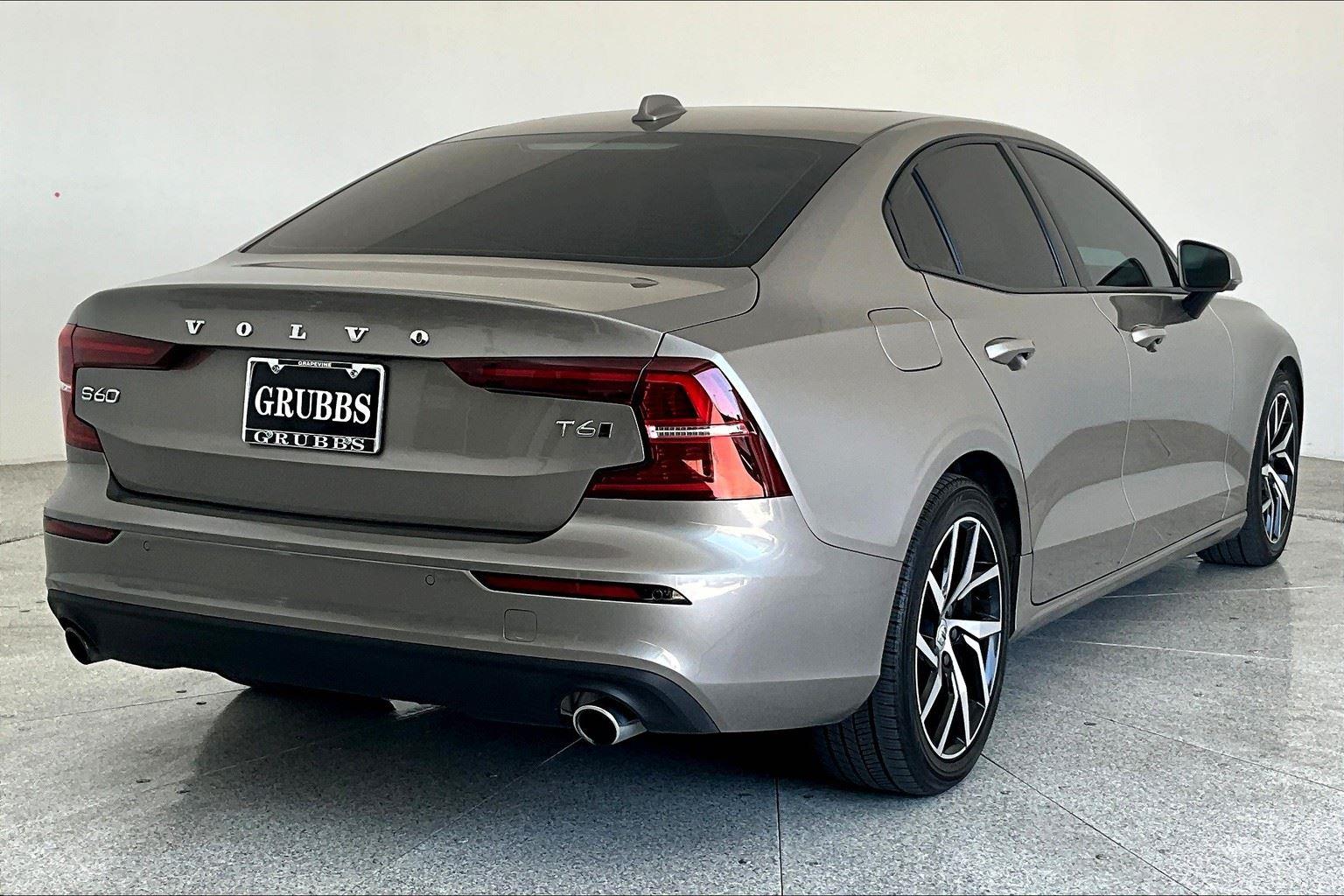 2019 Volvo S60 Momentum photo 2