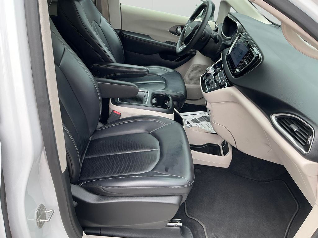 2023 Chrysler Pacifica Touring L - Photo 19
