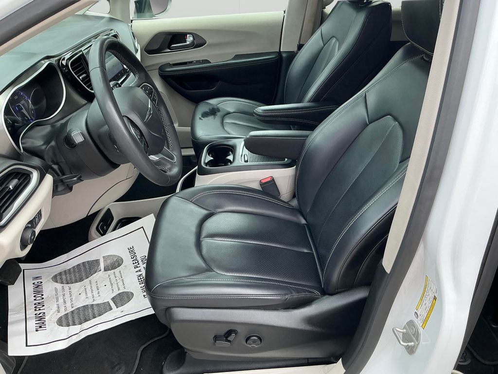 2023 Chrysler Pacifica Touring L - Photo 12