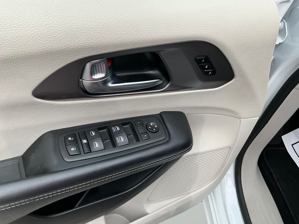 2023 Chrysler Pacifica Touring L - Photo 14
