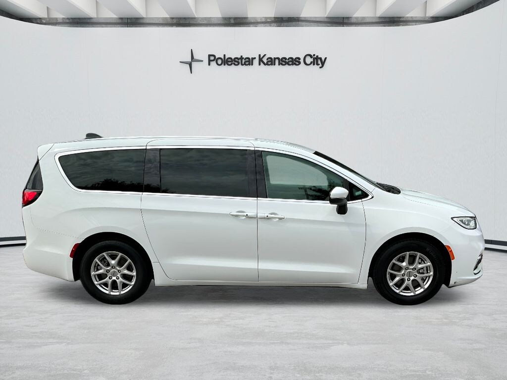 Used 2023 Chrysler Pacifica Touring L Minivan/Van