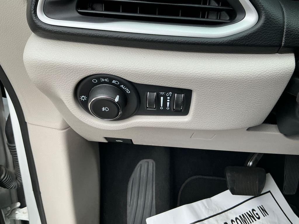 2023 Chrysler Pacifica Touring L - Photo 20