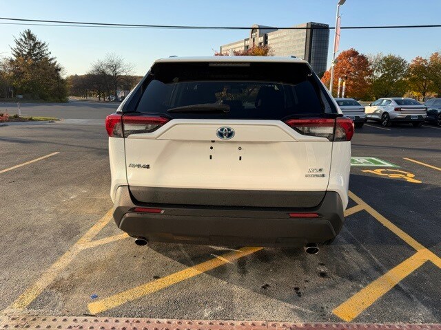 2021 Toyota RAV4 Hybrid XLE photo 2