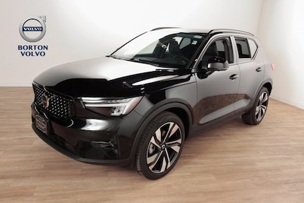 2025 Volvo XC40 B5 Plus Dark Theme SUV