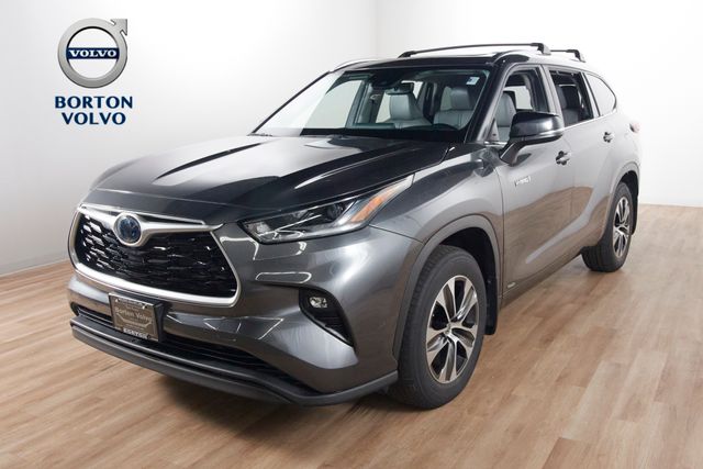 Used 2021 Toyota Highlander XLE with VIN 5TDGBRCH0MS063715 for sale in Minneapolis, Minnesota