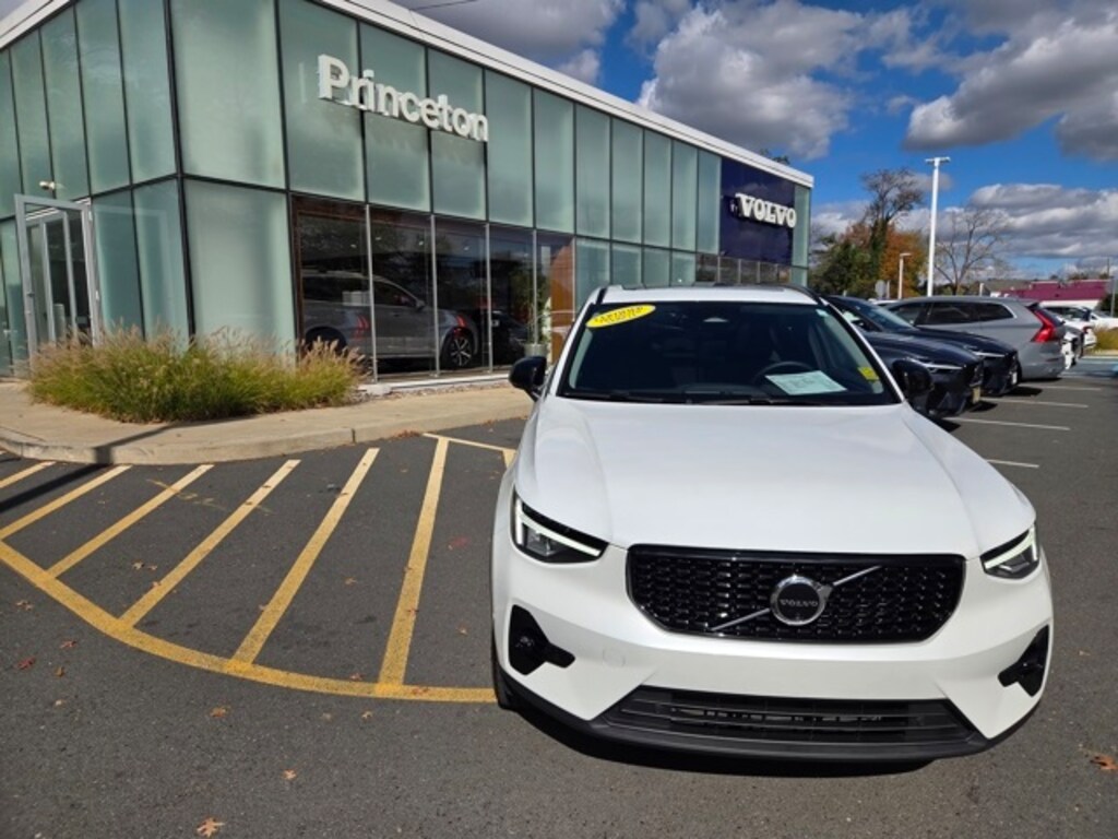 Certified 2025 Volvo XC40 B5 Plus Dark Theme SUV