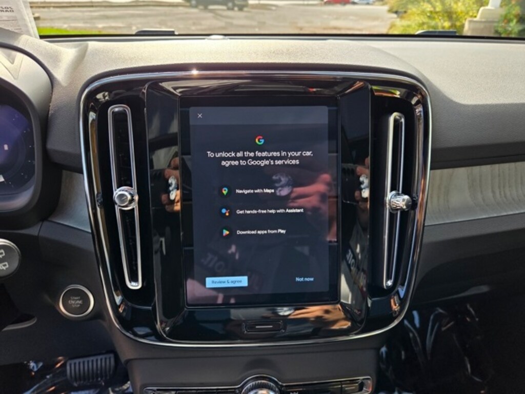 Certified 2025 Volvo XC40 B5 Plus Dark Theme SUV