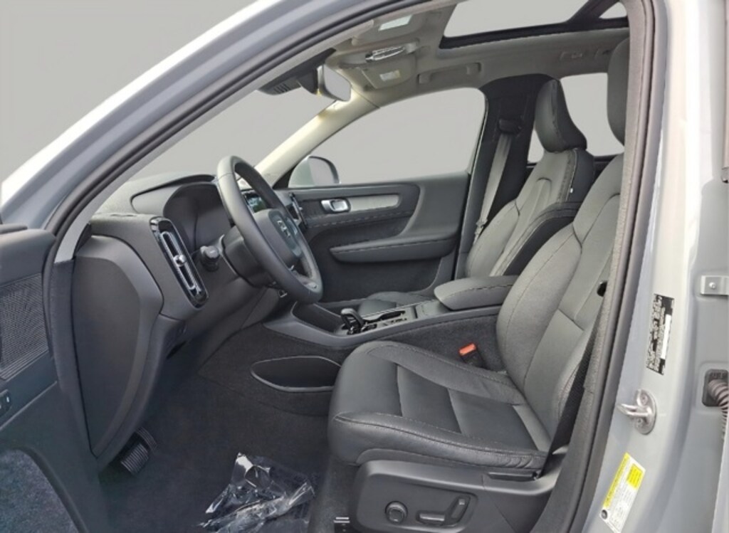 Certified 2025 Volvo XC40 B5 Plus Dark Theme SUV