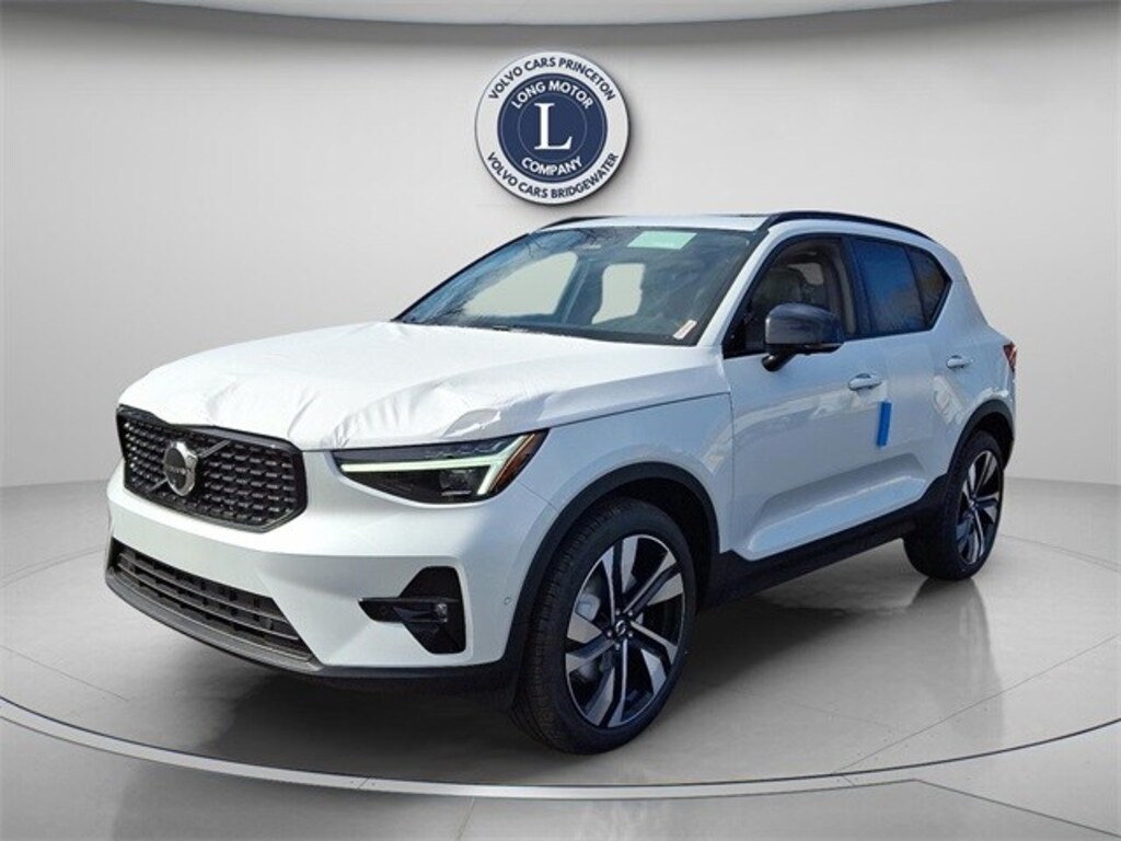 New 2025 Volvo XC40 B5 Plus Dark Theme SUV