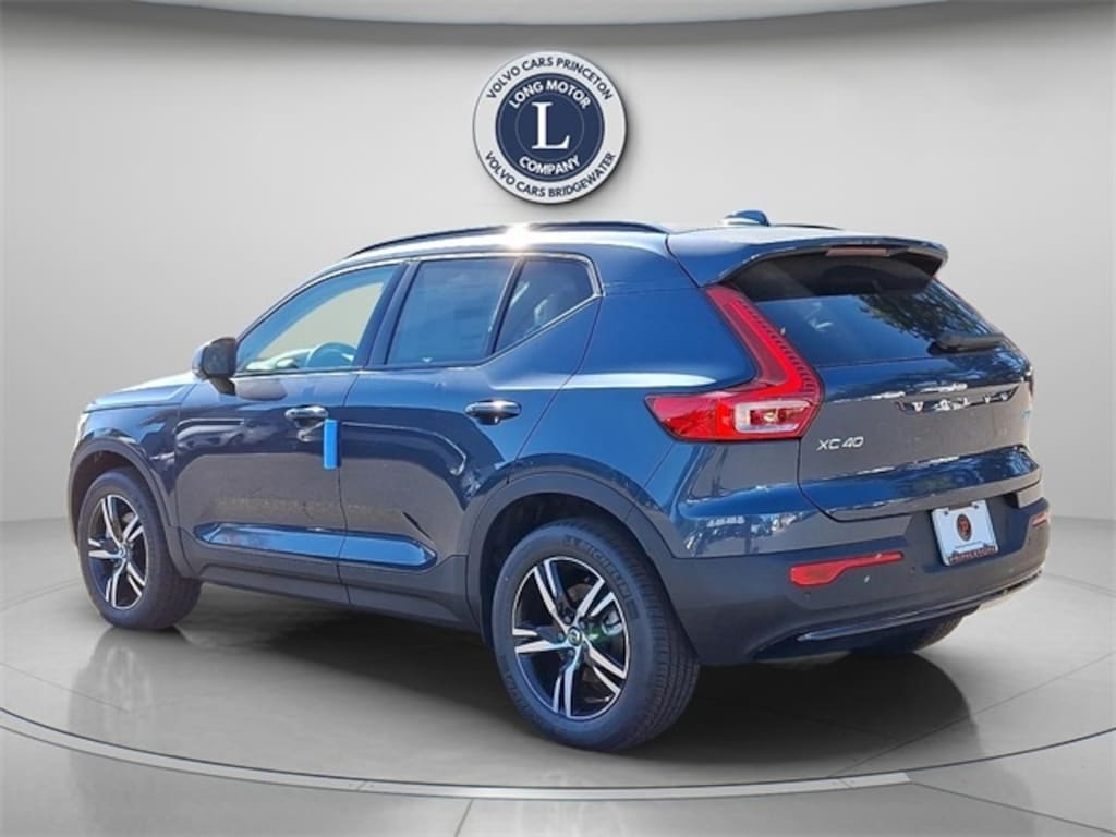 New 2026 Volvo XC40 B5 Core SUV