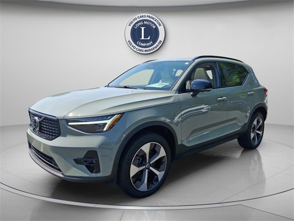 New 2025 Volvo XC40 B5 Plus Dark Theme SUV