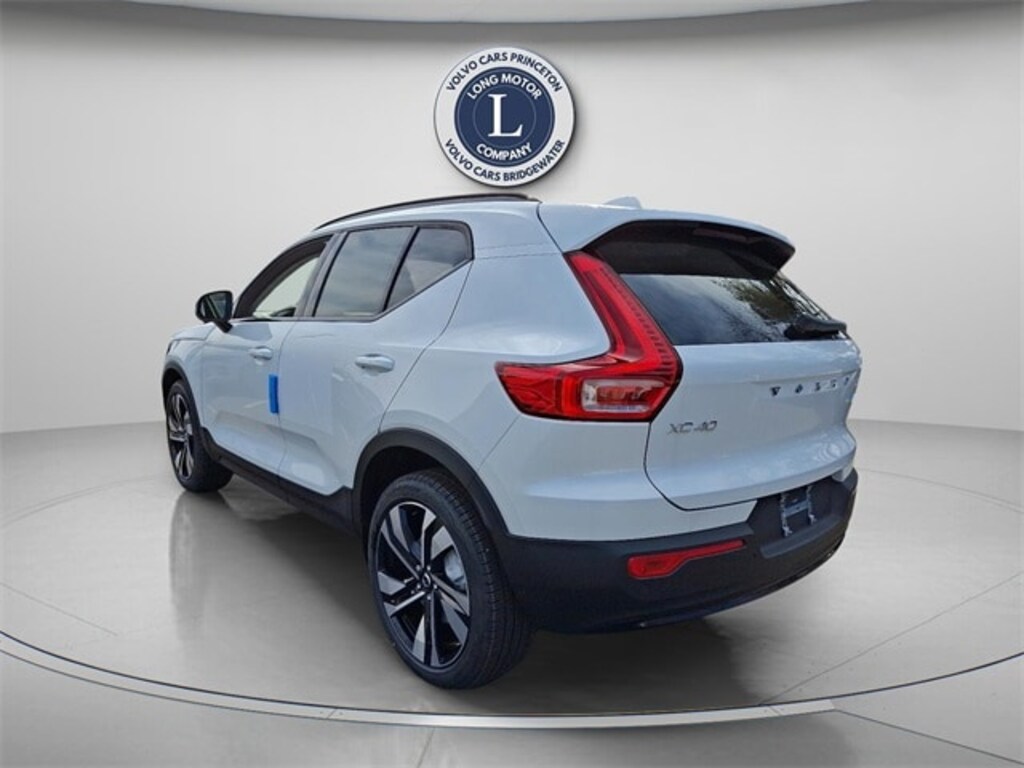 New 2025 Volvo XC40 B5 Plus Dark Theme SUV