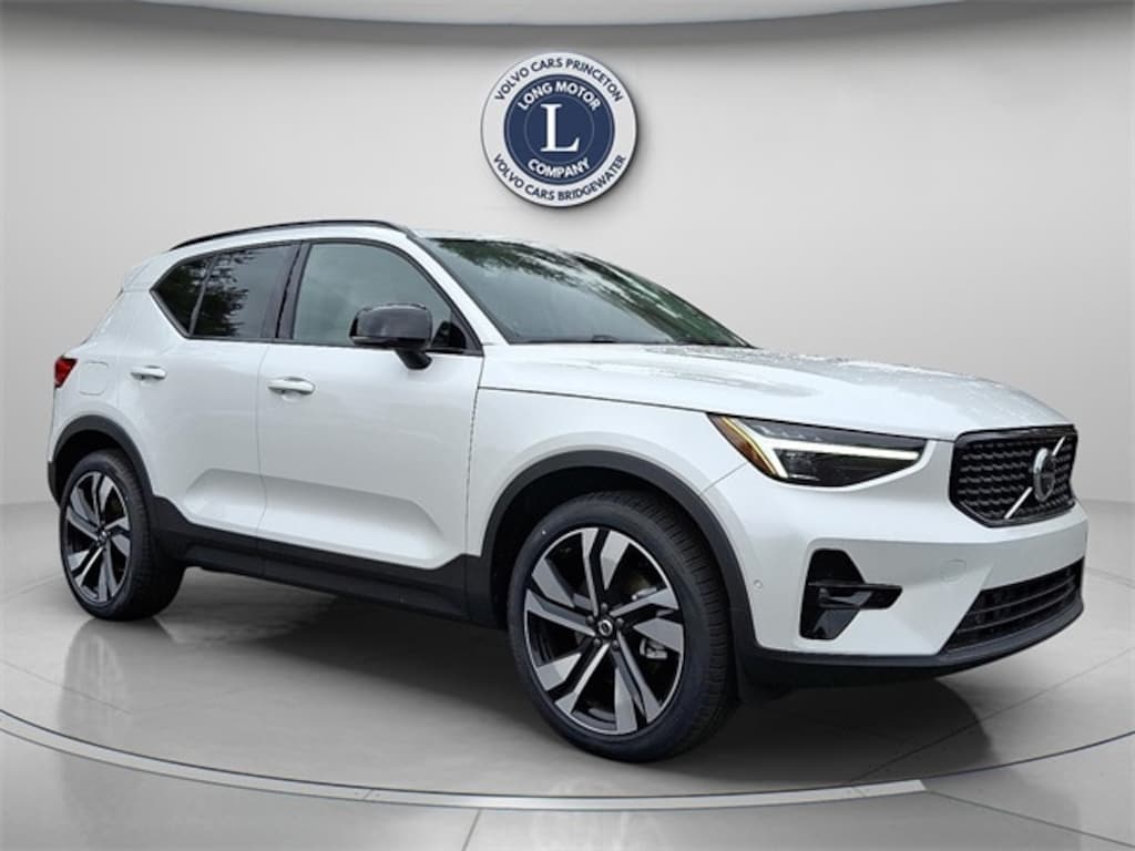 New 2025 Volvo XC40 B5 Ultra Dark Theme SUV
