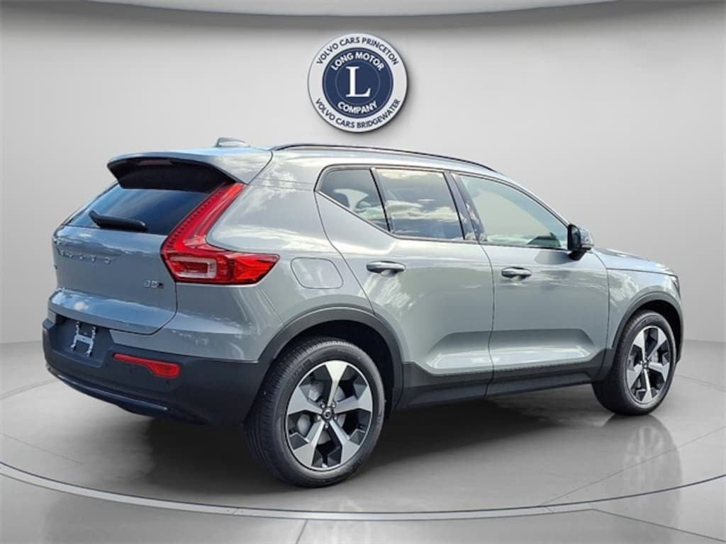 New 2026 Volvo XC40 B5 Core SUV